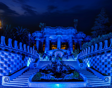 El Park Güell s’il·lumina de blau per donar la benvinguda a Barcelona 2026 Capital Mundial de l’Arquitectura